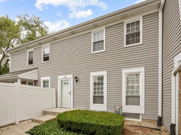 1392 Carriage Way , Roselle, IL 60172