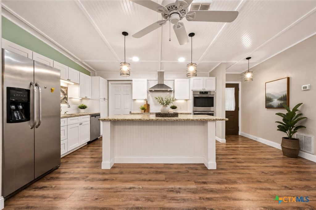 102 Rivercrest Street , Luling, TX 78648 Main Photo