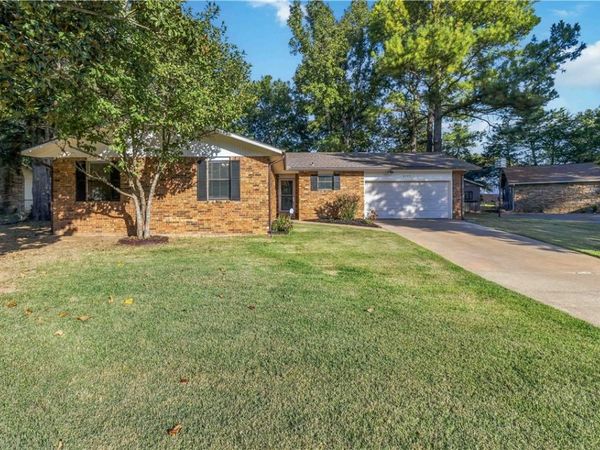 2440 E Magnolia Drive , Fayetteville, AR 72703