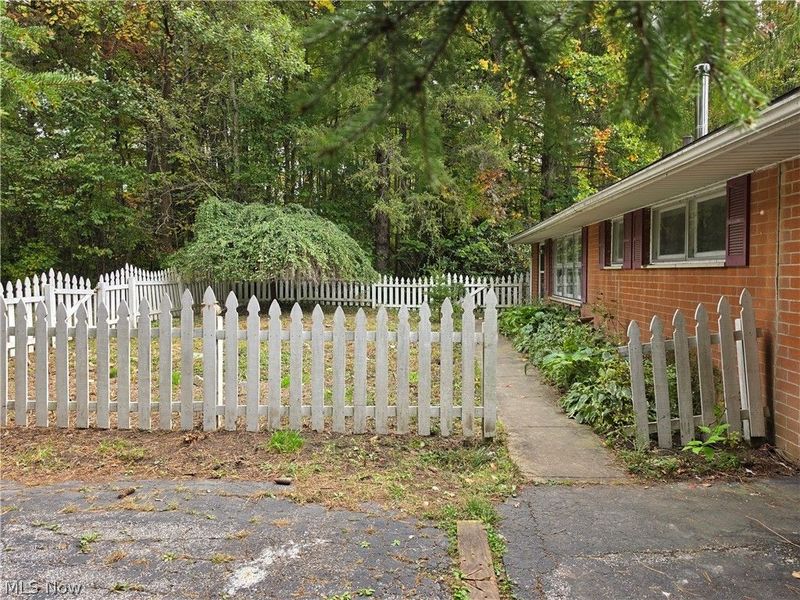 10057 Thwing Road, Chardon, OH 44024 Photo 3