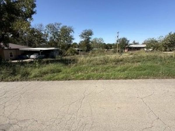 110 S Hickory Street , Nowata, OK 74048