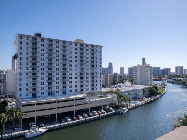 427 GOLDEN ISLES, Unit 9G, Hallandale Beach, FL 33009