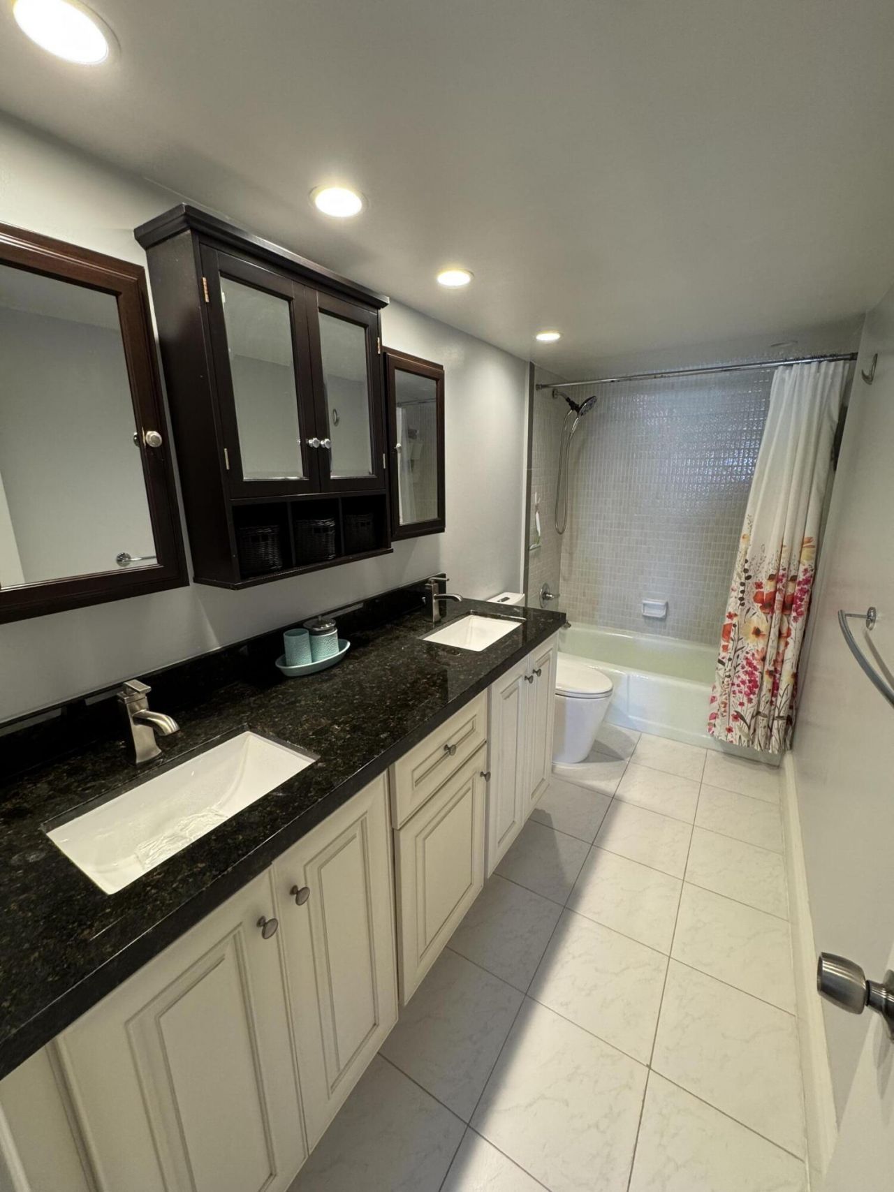 427 Golden Isles, Unit 9G, Hallandale Beach, FL 33009 Photo