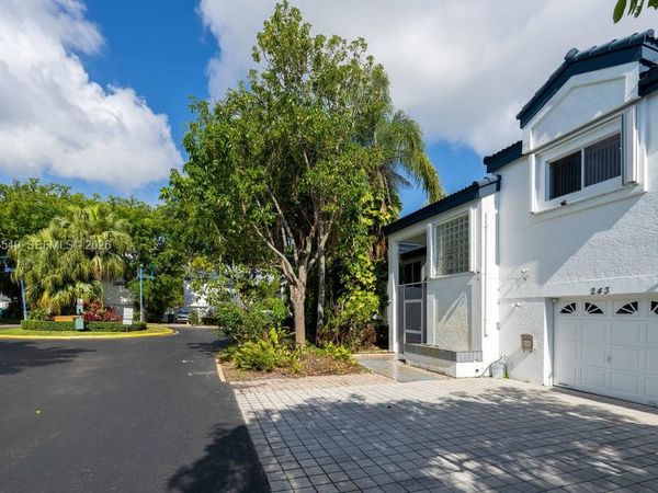 243 NE 212th Ter , Miami, FL 33179