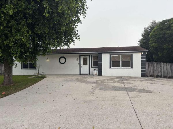 6860 Venetian Drive, Lake Worth, FL 33462