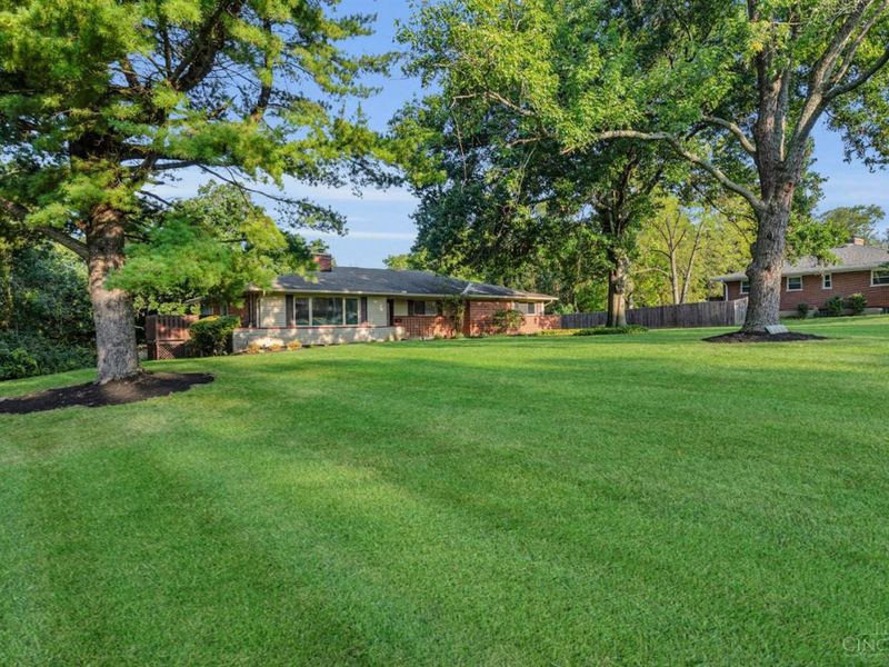 5900 Donjoy Drive, Blue Ash, OH 45242 Photo 2