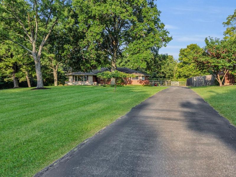 5900 Donjoy Drive, Blue Ash, OH 45242 Photo 3