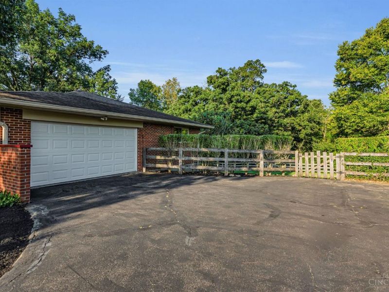 5900 Donjoy Drive, Blue Ash, OH 45242 Photo 4