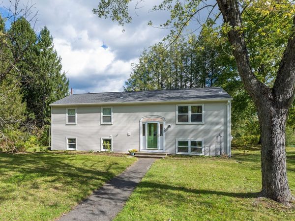 8 Coach Ln, Amherst, MA 01002