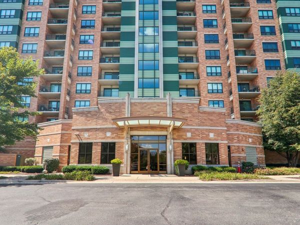6420 Double Eagle Drive , Unit 609, Woodridge, IL 60517