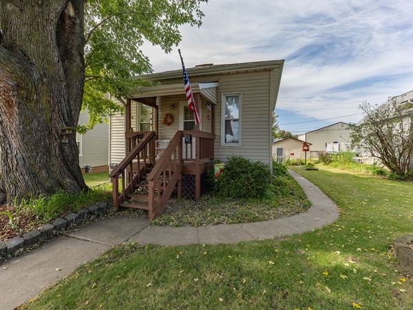 2014 Roosevelt Street , Clinton, IA 52732
