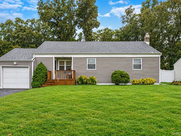 24 Chapel Place , North Babylon, NY 11703