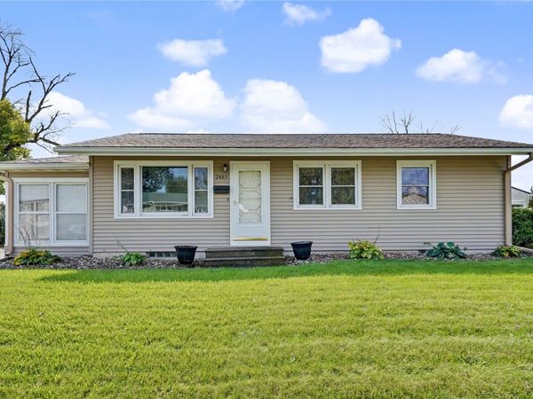 2465 1st Ave , Marion, IA 52302