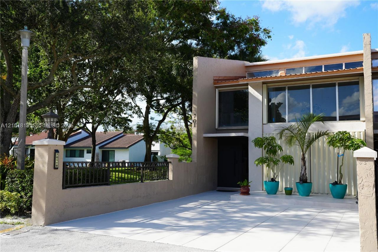 701 E Coco Plum Cir, Unit 8, Plantation, FL 33324 Main Photo