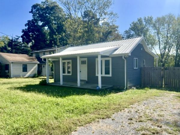 1206 E Lauderdale St, Tullahoma, TN 37388