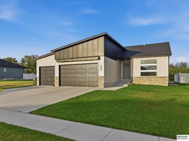 619 S 88th Street, Lincoln, NE 68520