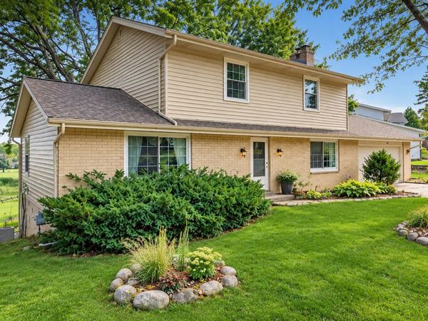 2721 Minot Ln, Waukesha, WI 53188