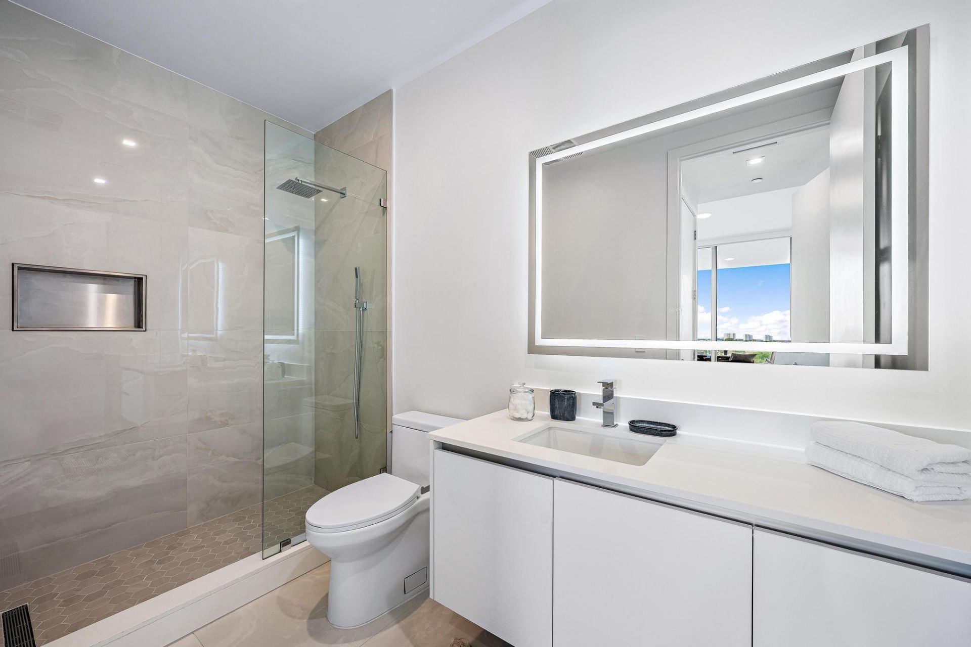 220 Lake Shore Drive, Unit 817, West Palm Beach, FL 33403 Photo