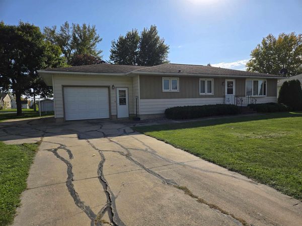 211 4th Ave SW , Cresco, IA 52136