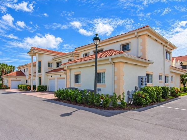 520 7th Square , Unit 202, Vero Beach, FL 32962