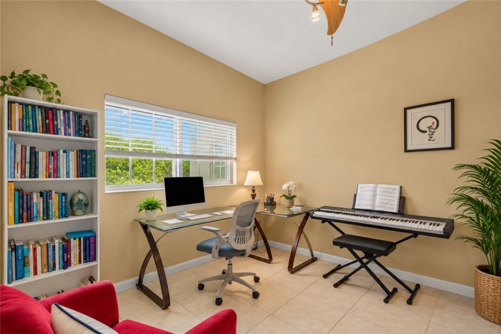 520 7th Square, Unit 202, Vero Beach, FL 32962 Photo