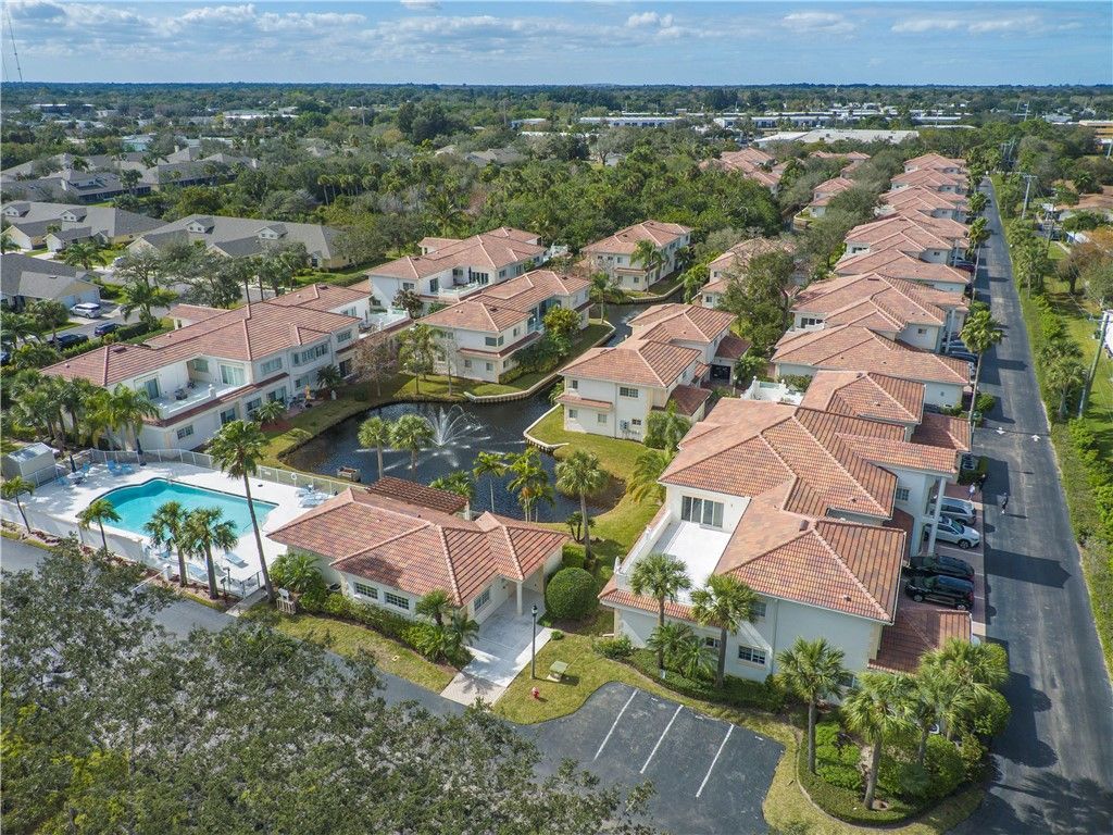 520 7th Square, Unit 202, Vero Beach, FL 32962 Photo