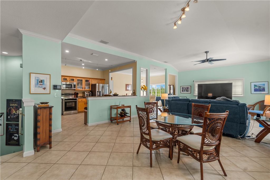 520 7th Square, Unit 202, Vero Beach, FL 32962 Photo