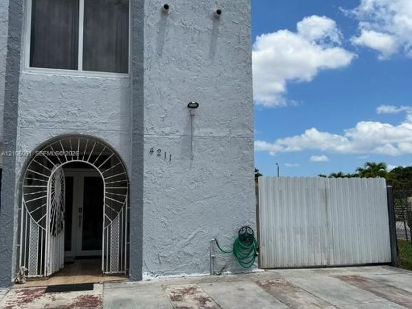 4211 W 10th Ln , Hialeah, FL 33012