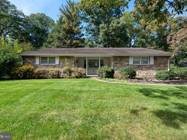 2 HIAWATHA DRIVE, LEOLA, PA 17540