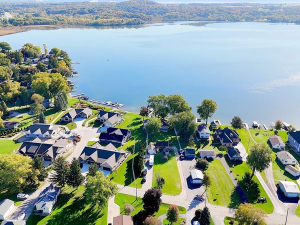 3404 Lake Dr, Hartford, WI 53027