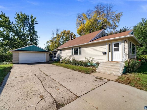 307 W Cedar St, Beresford, SD 57004