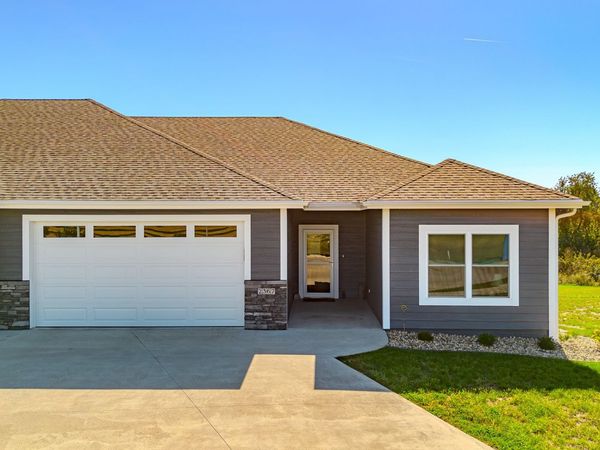 2367 N 10th Avenue E, Newton, IA 50208