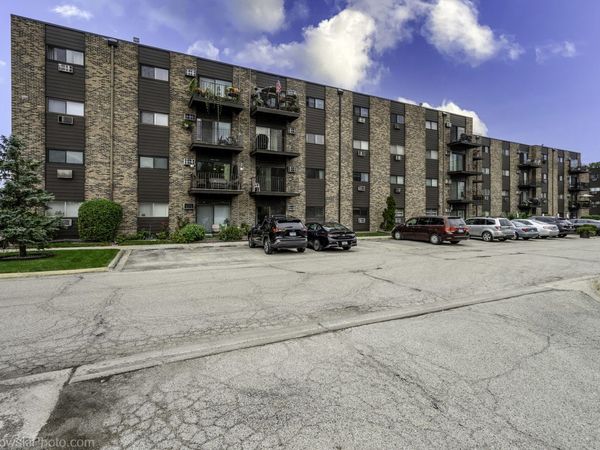 8901 N Western Avenue, Unit 202, Des Plaines, IL 60016