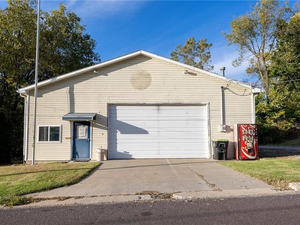 211 W Ray Street, Sweet Springs, MO 65351