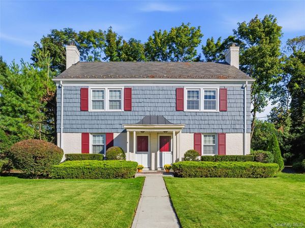37 Bayview Court, Manhasset, NY 11030