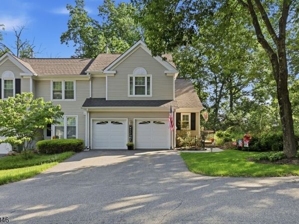 2 Rainier Ct, Allamuchy, NJ 07840