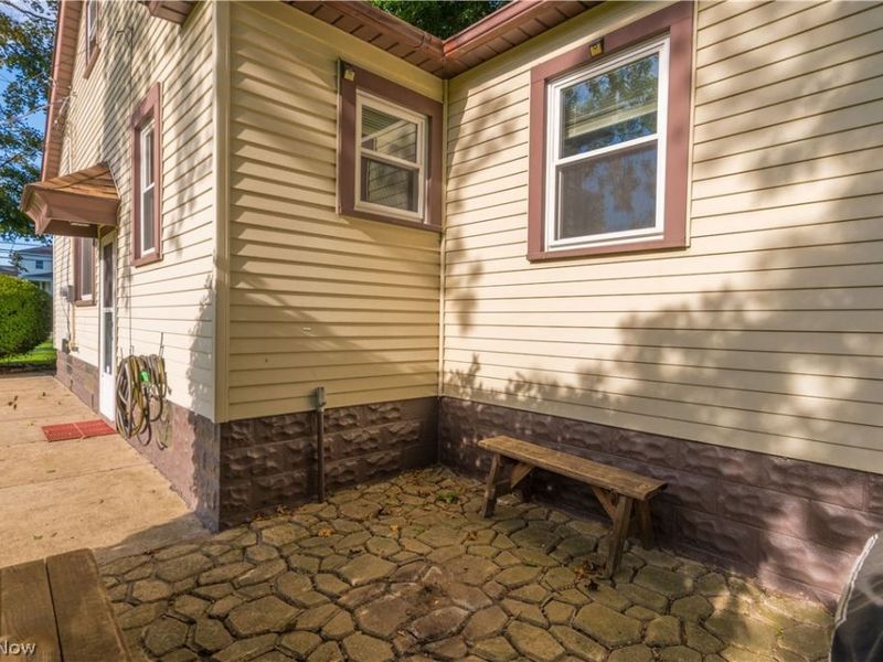 6077 Lake Avenue, Elyria, OH 44035 Photo 5