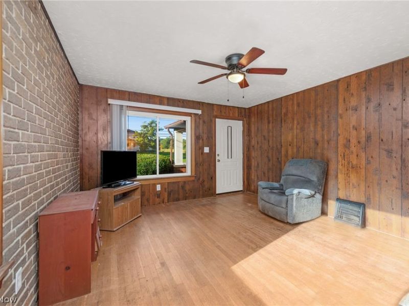 6077 Lake Avenue, Elyria, OH 44035 Photo 9