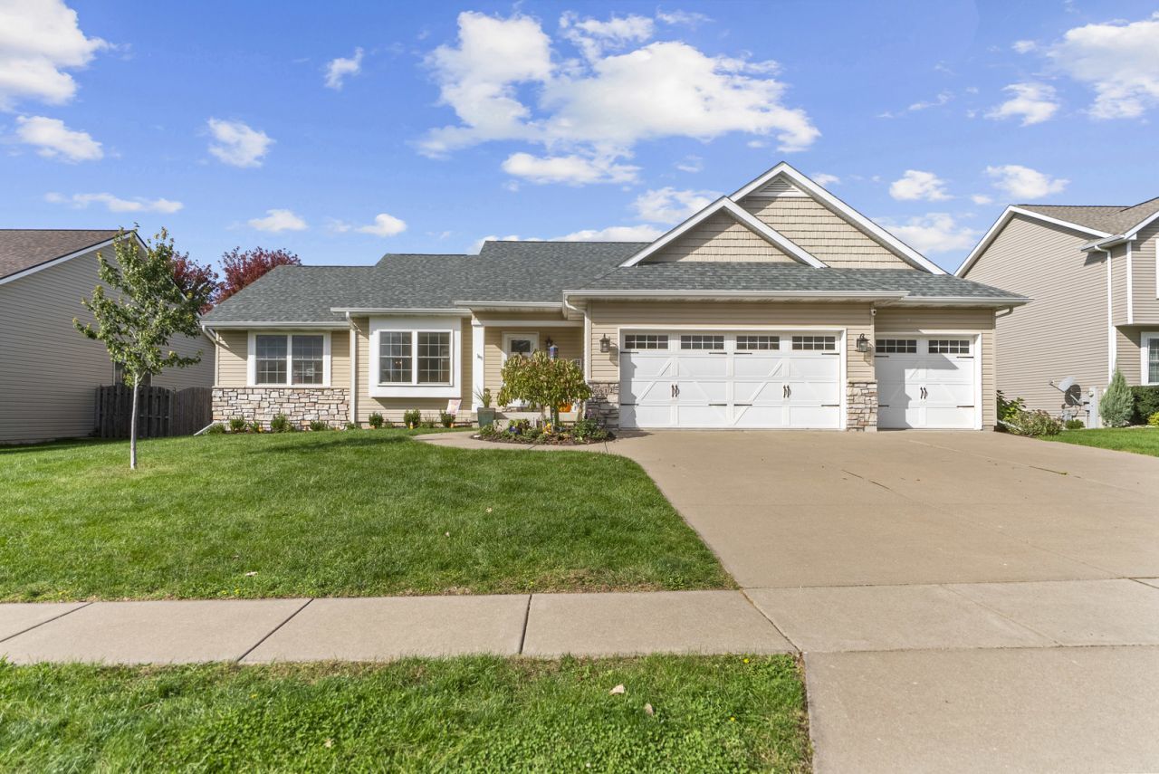 6612 Dorothys Drive, Bettendorf, IA 52722 Main Photo