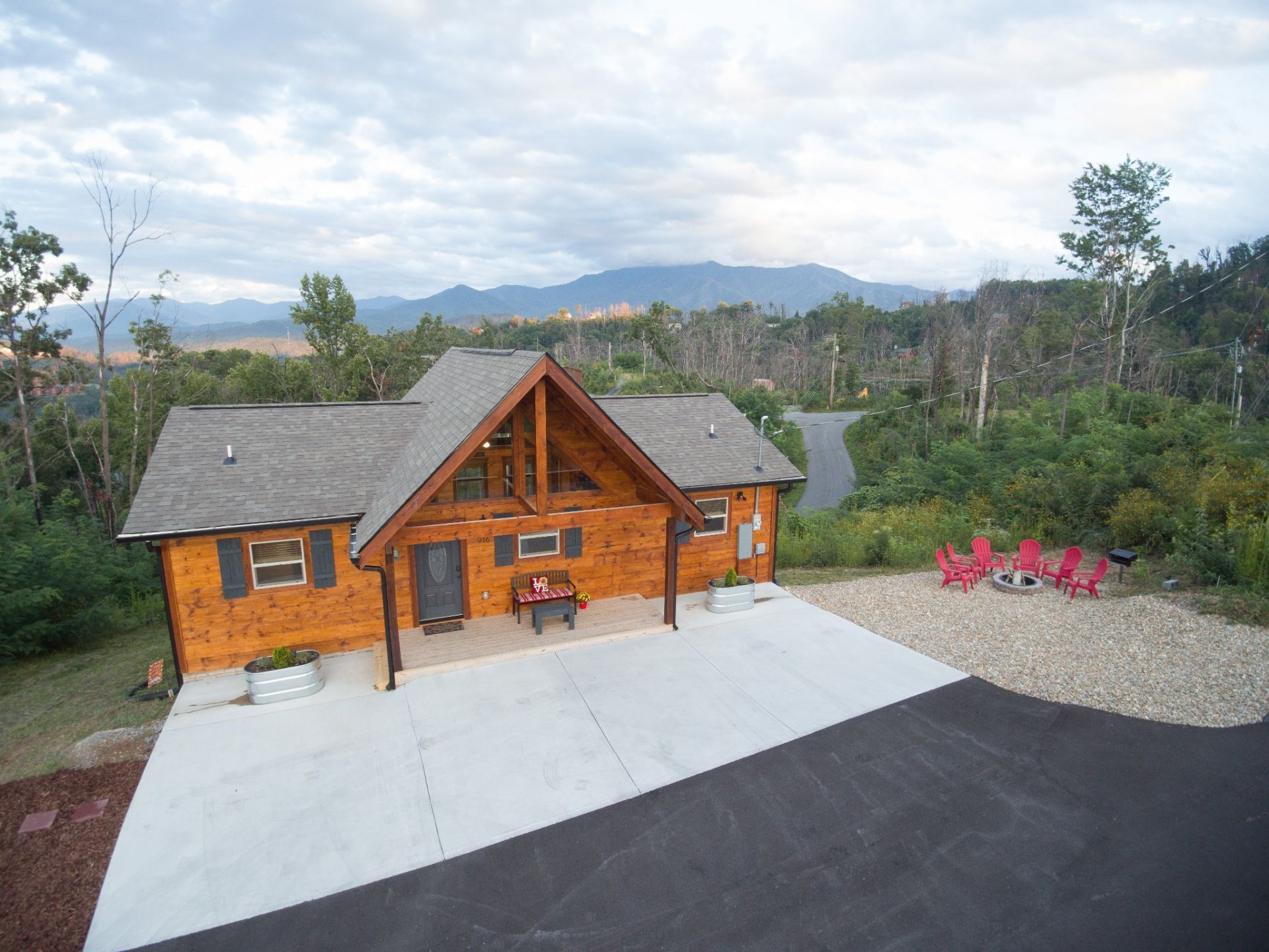 916 N Woodland Dr, Gatlinburg, TN 37738 Main Photo