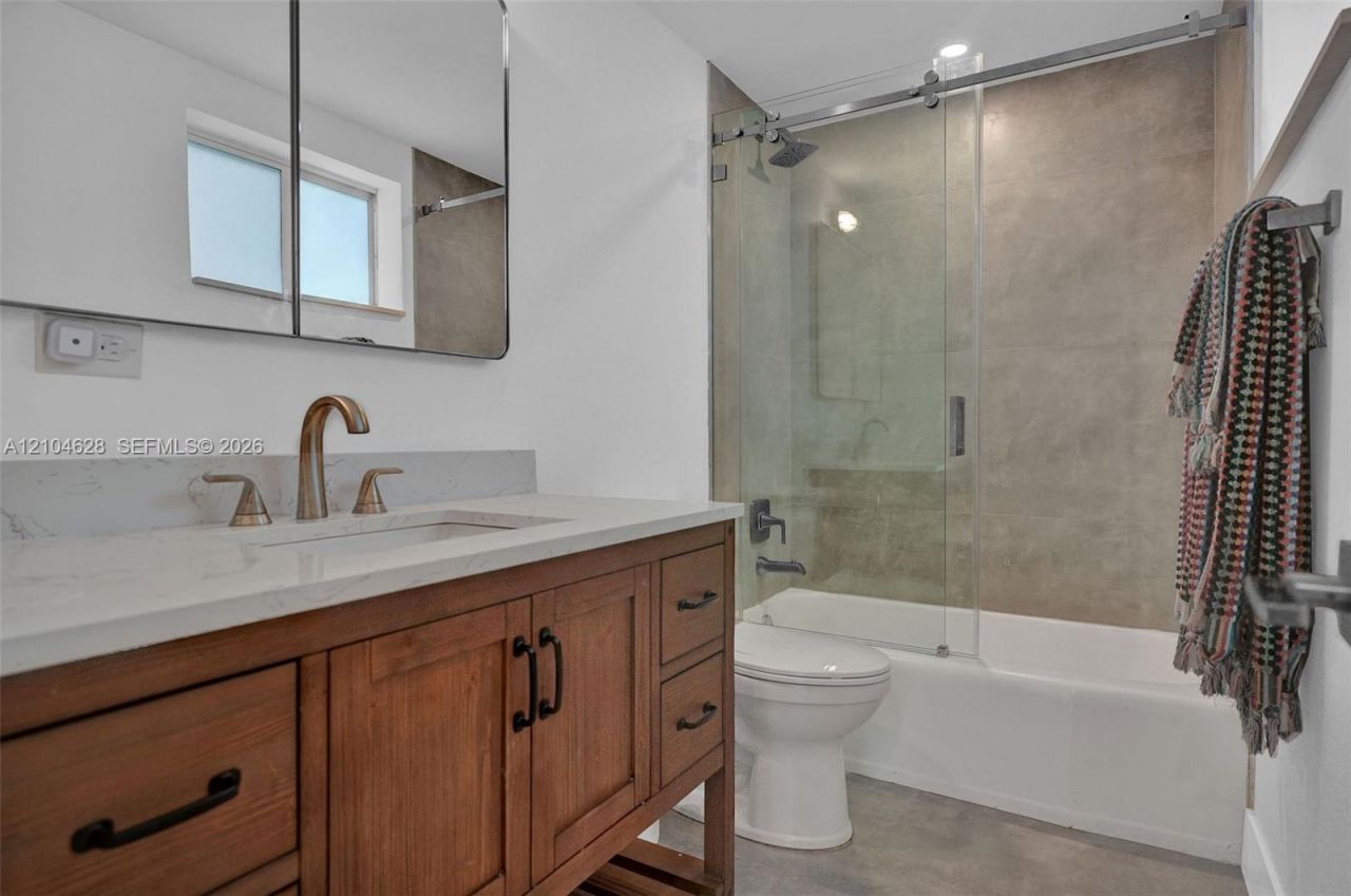 4800 Pine Tree Dr, Unit 101, Miami Beach, FL 33140 Photo