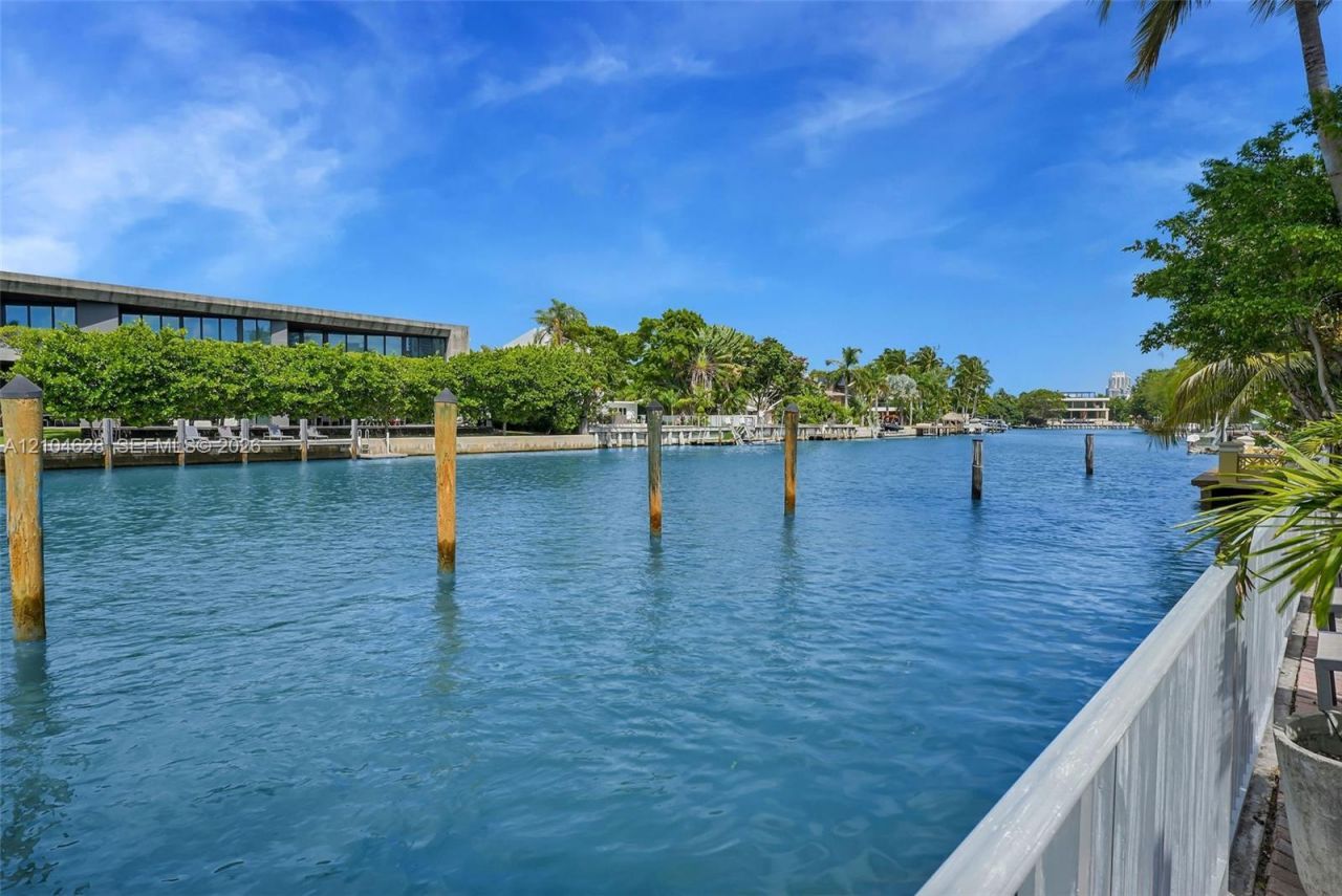 4800 Pine Tree Dr, Unit 101, Miami Beach, FL 33140 Photo