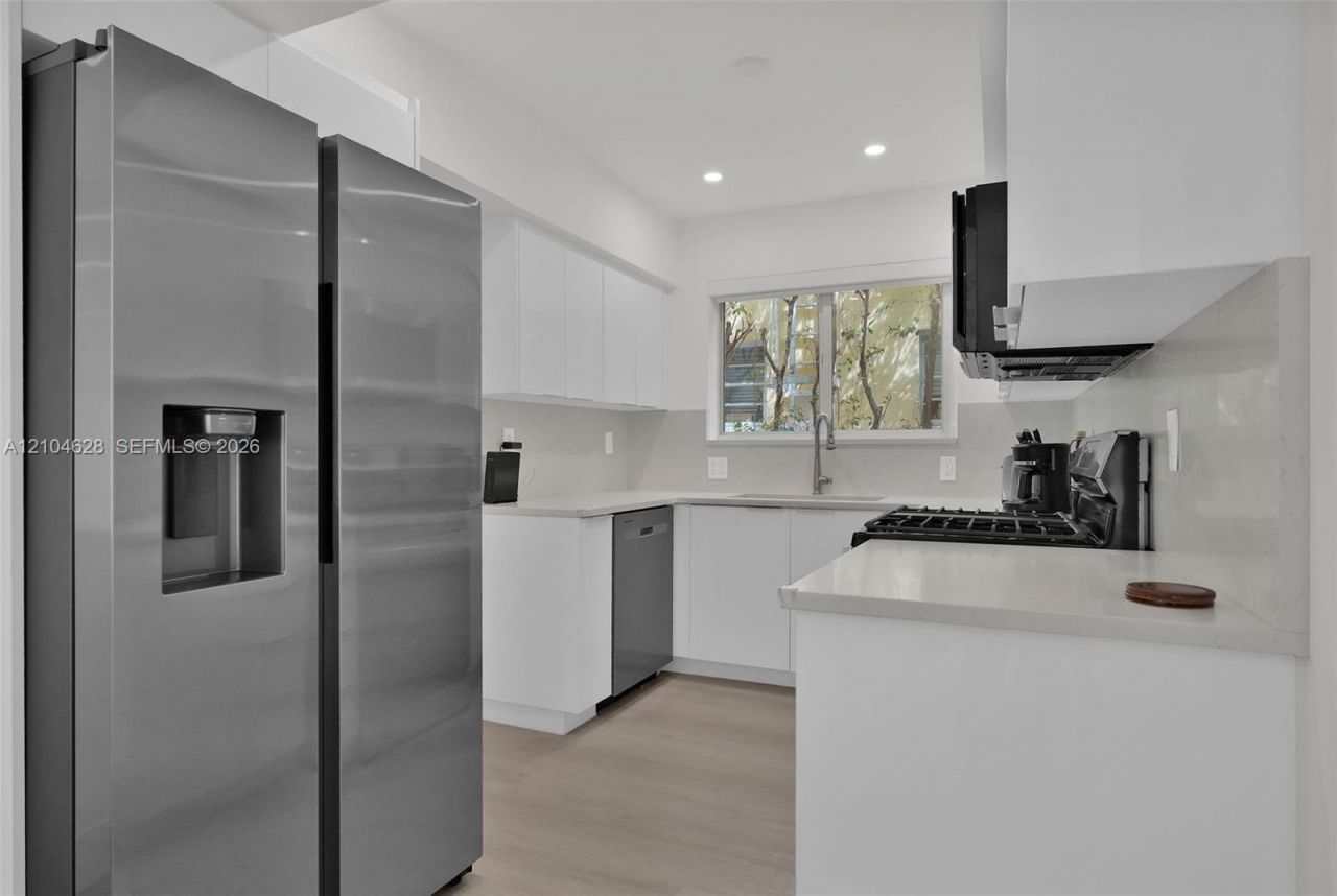 4800 Pine Tree Dr, Unit 101, Miami Beach, FL 33140 Photo