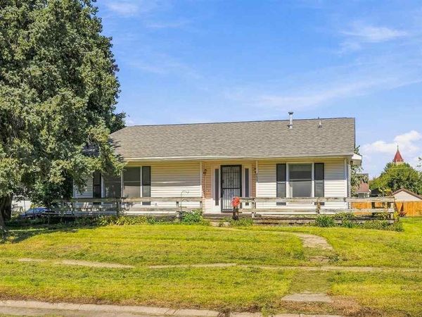 150 W Adams St, Marengo, IA 52301