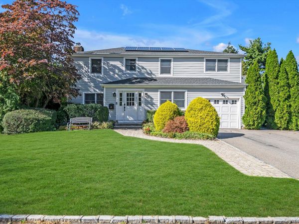 125 Crescent Lane , Roslyn Heights, NY 11577