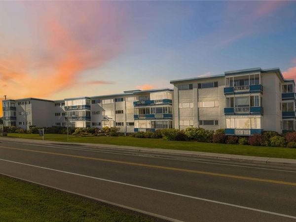9560 Fifth St , Unit #207, Sidney, BC V8L 2W5