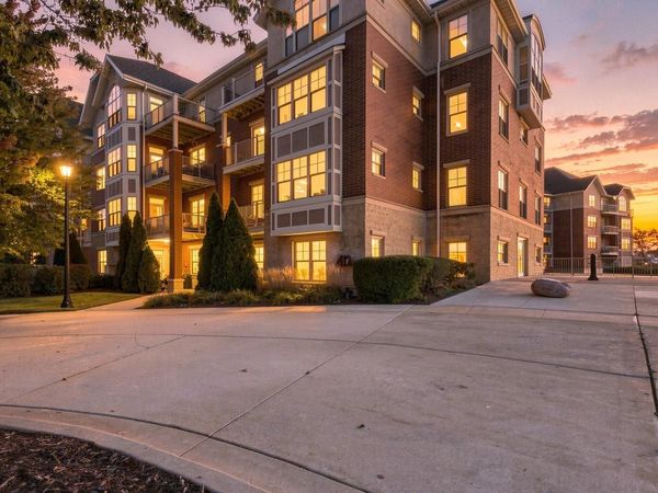 4120 S Lake DRIVE, Unit 453, Saint Francis, WI 53235