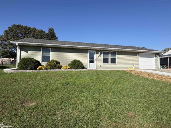 402 Crestview Drive, Le Grand, IA 50142