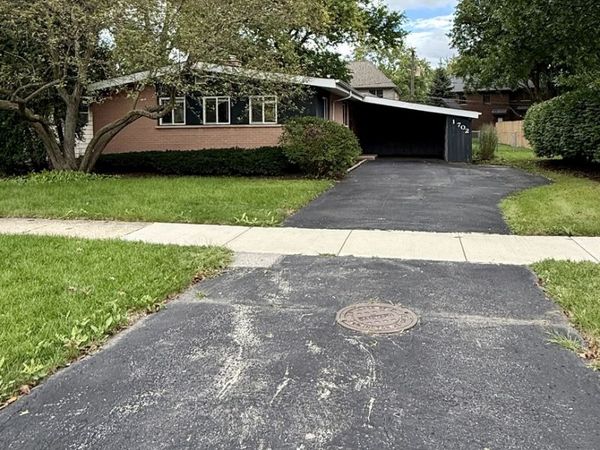 1702 W Oakton Street , Arlington Heights, IL 60004