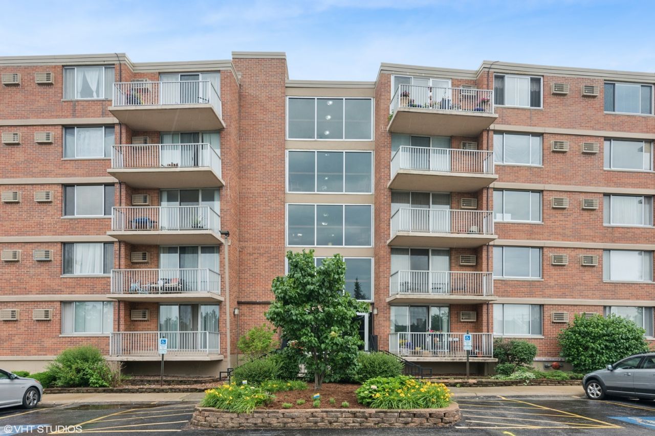2200 S Stewart Avenue, Unit 4A, Lombard, IL 60148 Main Photo